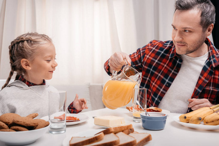 父亲和女儿吃早餐图片
