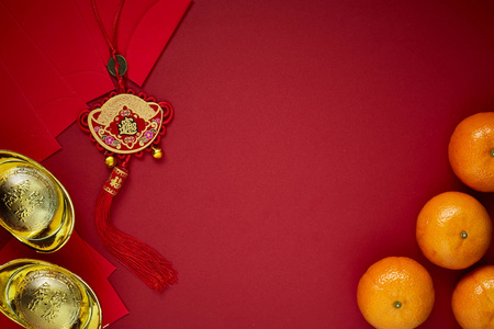 中国结和中国金锭和中国传统结 外国文本意味祝福 和红色信封和装饰用新鲜的桔子在红色纸背景