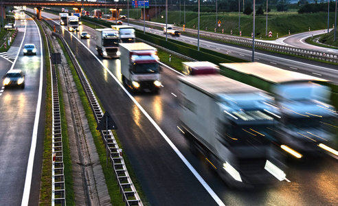 在波兰的四车道控制访问公路上卡车