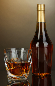 杯威士忌瓶上黑的背景