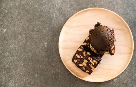 巧克力冰淇淋在桌子上