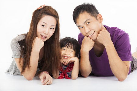 快乐亚洲家庭隔离在白色
