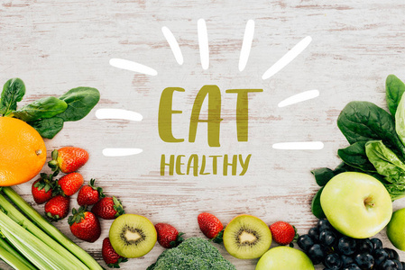 在木桌上排列有机草莓蔬菜和水果的顶级视图 吃健康 字样