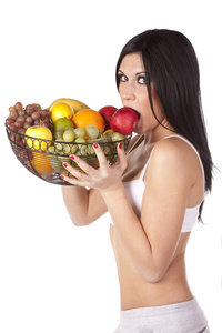 女人吃苹果在水果篮