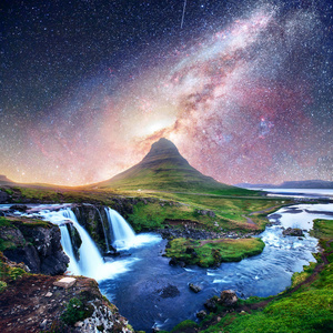 梦幻般的星空上空的风景和瀑布。Kirkjufell 山, 冰岛美国宇航局的礼遇