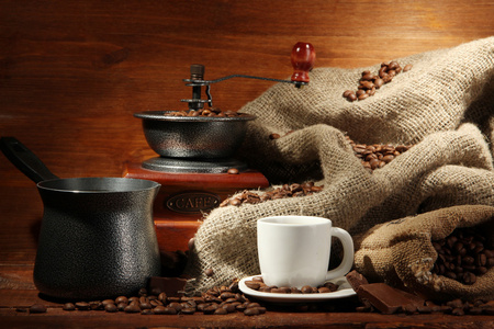 咖啡研磨机 特克和杯咖啡棕色木制背景上