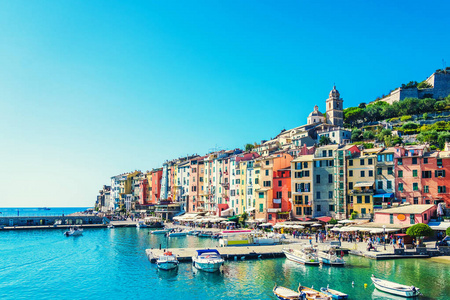 五颜六色的风景如画的海港波尔图 Venere, 意大利里维埃拉, 利古里亚, 意大利的全景