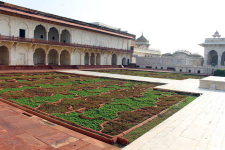 阿格拉堡垒建筑群内的庭院和花园建筑。2018年8月在印度拍摄