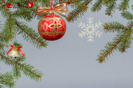 圣诞树树枝配圣诞装饰品