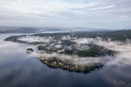 美丽的景色, 豪华住宅在深湾, 大温哥华, 不列颠哥伦比亚省, 加拿大。在多云的清晨从空中的角度拍摄