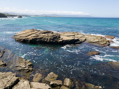 蓝色海地平线与岩石景观