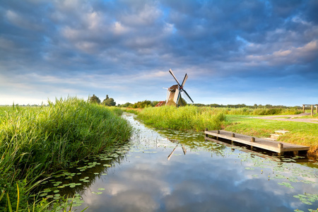 荷兰风车和蓝色早晨的天空