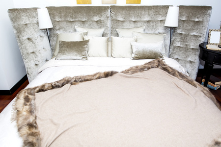 舒适和温馨的白色卧室