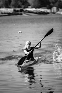 湖中女子皮艇训练