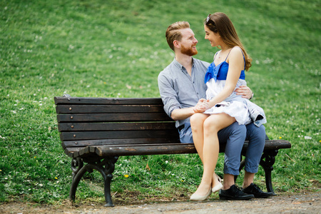 浪漫的情侣在长凳上的爱