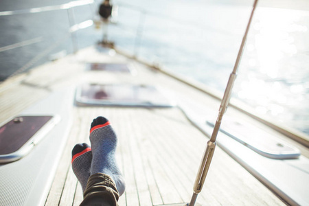 在游艇上的袜子上的女人的脚特写, 生活方式, 乐趣概念