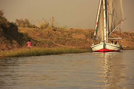 桅船航行在尼罗河流域，卢克索