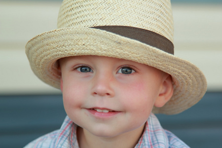 夏天戴着帽子的小男孩