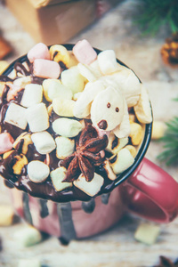 热巧克力和棉花糖在圣诞节的背景。选择性焦点
