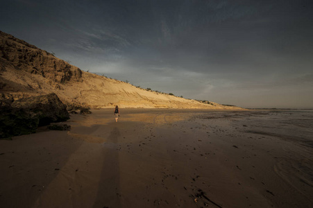 女孩漫步在大西洋沿岸的海滩附近的索维拉, 摩洛哥