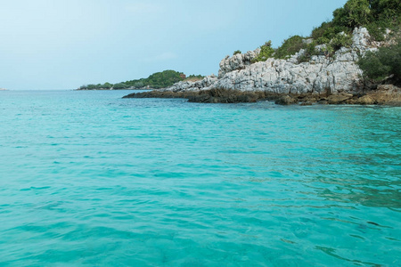 蓝色海和波浪与海岛, 海景为背景