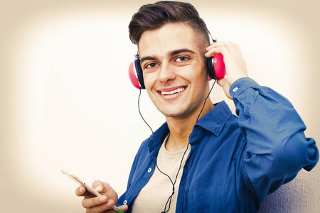 年轻的现代青少年, 电话和耳机听音乐