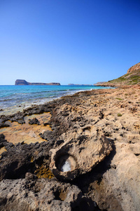 美丽的地中海风景与蓝色海在希腊