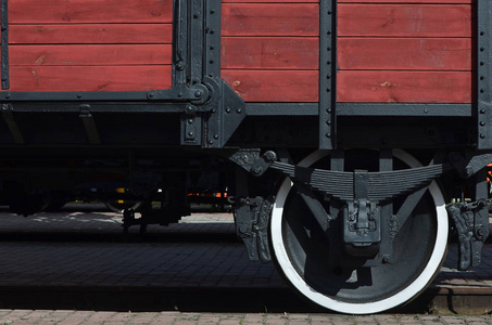 老褐色木货车的边与苏联的时代的轮子