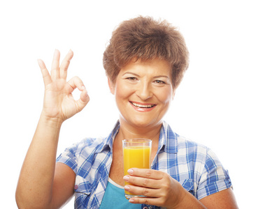 成熟的女人，拿一杯橙汁