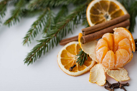 柑橘与香料在冷杉树背景。圣诞概念