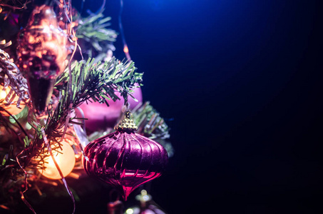 圣诞树上的圣诞玩具。新年装饰品冬天背景为明信片空的空间。新年前夕背景