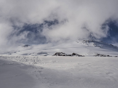 Elbrus 山, 双头山顶, 多云