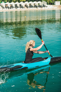 湖上女子皮艇训练