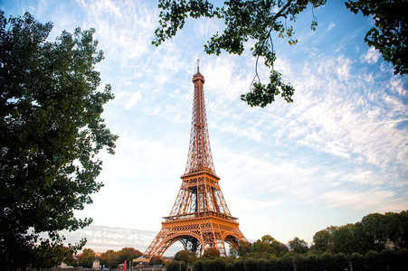 在日落时在法国巴黎的埃菲尔铁塔。Hdr。 浪漫旅行背景