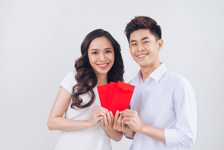 越南夫妇交换红色幸运钱信封。春节假期