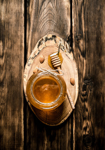 在玻璃罐里的天然蜂蜜