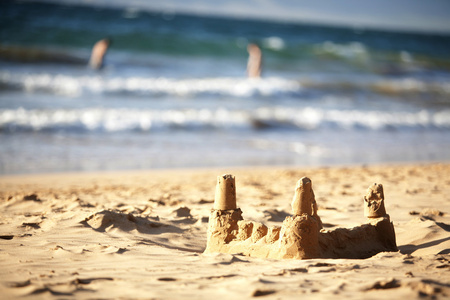 sandcastle 由海洋抽象的水中