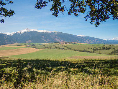 秋天, 阳光下的山峰上有雪山。斯洛伐克 Tatras 高。生态和主动旅游的概念。秋天在自然。十月