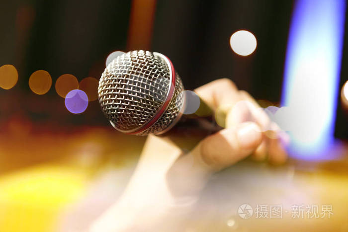 音乐背景。麦克和歌手