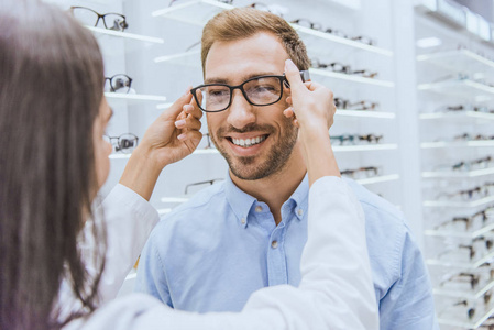 女性验光师在光学中对微笑人戴上眼镜的部分看法