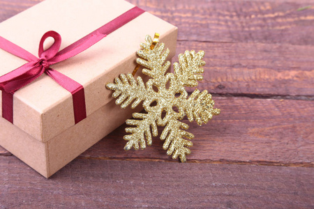 木制背景下的蝴蝶结和圣诞装饰礼盒