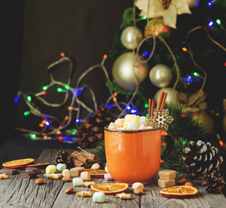 一杯圣诞热可可与棉花糖新年的灯和装饰品, 选择性重点
