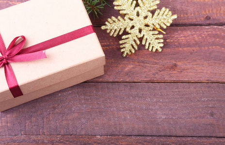 木制背景下的蝴蝶结和圣诞装饰礼盒