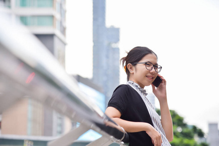 日本商业女人谈生意