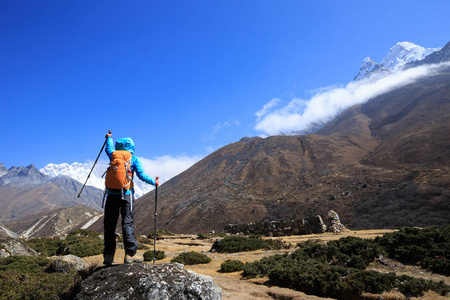 女人背包徒步旅行在喜马拉雅山