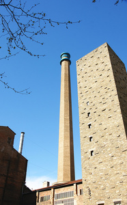 巴塞罗那的旧工厂的烟囱图片