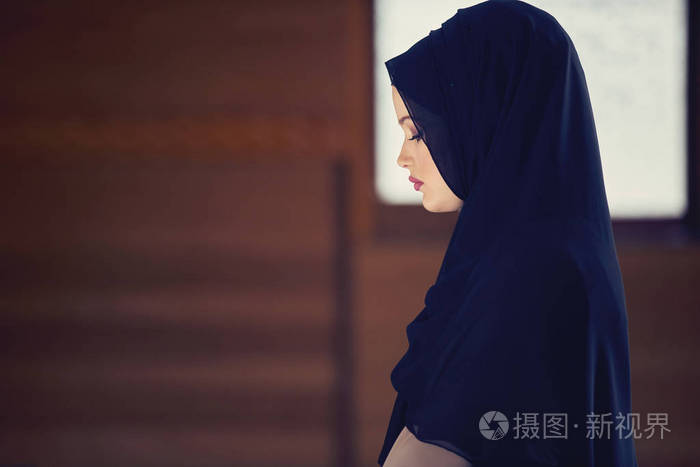 年轻的穆斯林妇女在清真寺的祷告