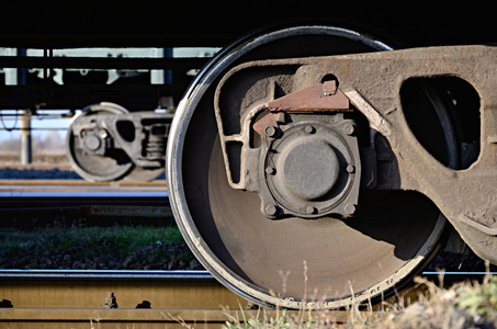 铁路货车的详细的照片。一个片段在日光下铁路货运汽车的组成部分