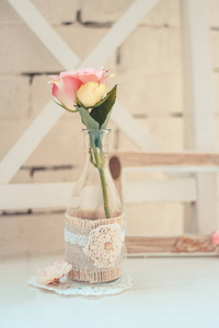 精致的成分与花朵在一个花瓶装饰的质朴风格。选择性对焦。复古色调
