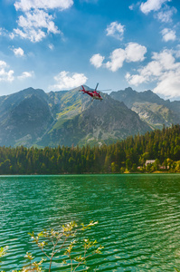 救援直升机和美丽的湖中的斯洛伐克高塔特拉